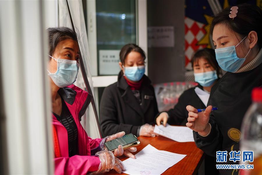 （習近平致敬的戰(zhàn)&ldquo;疫&rdquo;英雄&middot;社區(qū)工作者篇&middot;圖文互動）（7）他們，堅守一線戰(zhàn)風雨