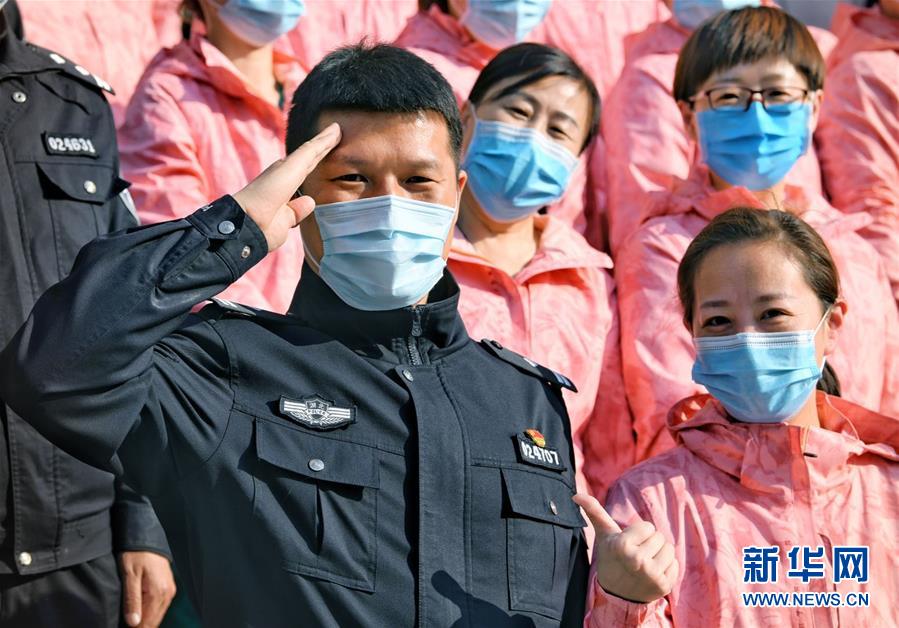 （習近平致敬的戰(zhàn)&ldquo;疫&rdquo;英雄&middot;公安干警篇&middot;圖文互動）（1）他們，抗疫一線鑄警魂