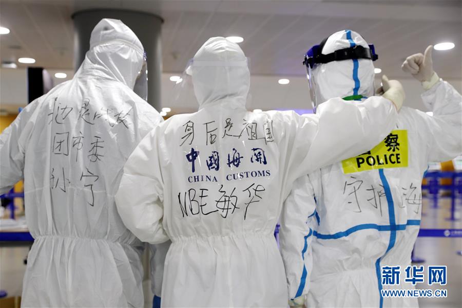 (聚焦疫情防控·圖文互動)(1)用青春筑牢防疫“長城”——上海青年突擊隊(duì)嚴(yán)守浦東國際機(jī)場第一線
