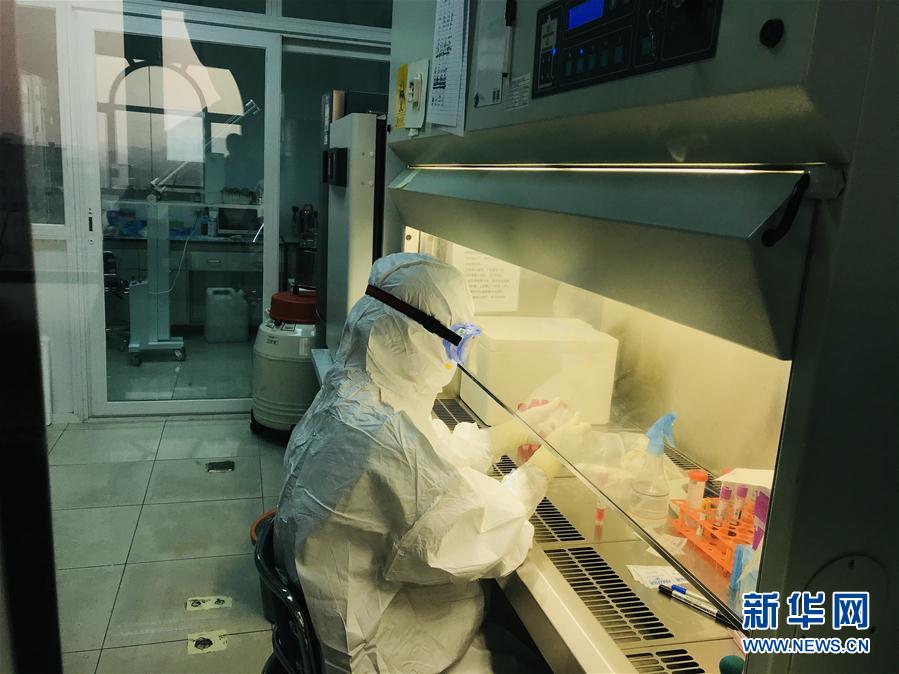 （習(xí)近平致敬的戰(zhàn)&ldquo;疫&rdquo;英雄&middot;科技工作者篇&middot;圖文互動(dòng)）（3）他們，爭(zhēng)分奪秒與病魔較量