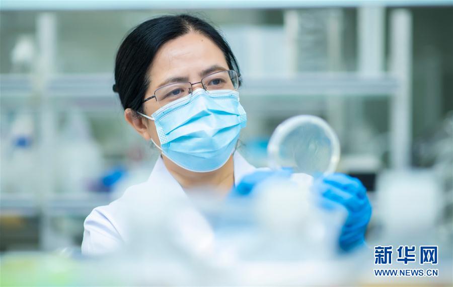 （習(xí)近平致敬的戰(zhàn)&ldquo;疫&rdquo;英雄&middot;科技工作者篇&middot;圖文互動(dòng)）（4）他們，爭(zhēng)分奪秒與病魔較量