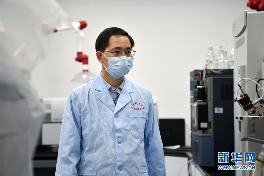 （習(xí)近平致敬的戰(zhàn)&ldquo;疫&rdquo;英雄&middot;科技工作者篇&middot;圖文互動(dòng)）（6）他們，爭(zhēng)分奪秒與病魔較量