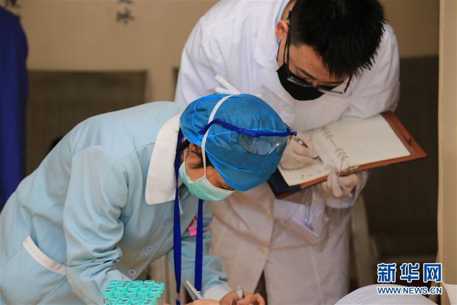 （習(xí)近平致敬的戰(zhàn)&ldquo;疫&rdquo;英雄&middot;科技工作者篇&middot;圖文互動(dòng)）（8）他們，爭(zhēng)分奪秒與病魔較量