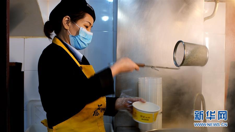 （新華全媒頭條&middot;習近平致敬的戰(zhàn)&ldquo;疫&rdquo;英雄&middot;武漢人民篇&middot;圖文互動）（15）壯哉，大武漢&mdash;&mdash;獻給英雄的武漢人民