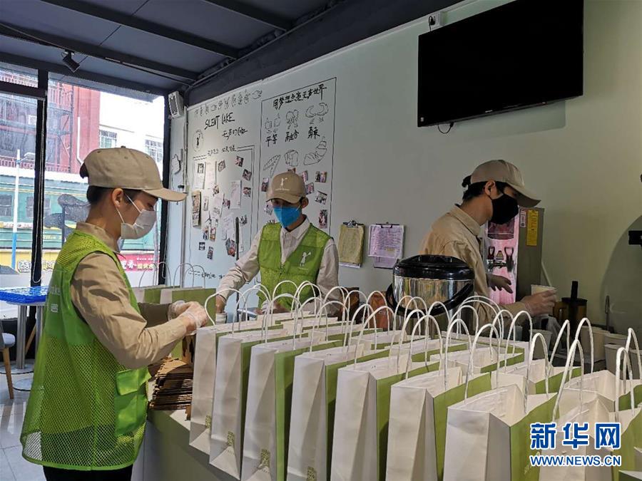 (新華全媒頭條·圖文互動(dòng))(10)星火成炬——記戰(zhàn)“疫”中的志愿服務(wù)英雄