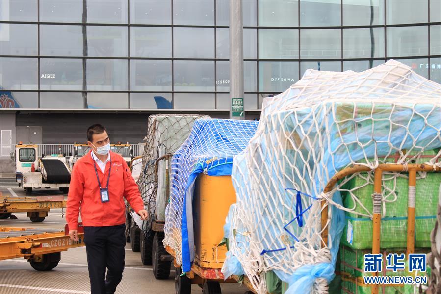 （一線抗疫群英譜&middot;圖文互動）機坪上，他為抗疫物資保駕護航