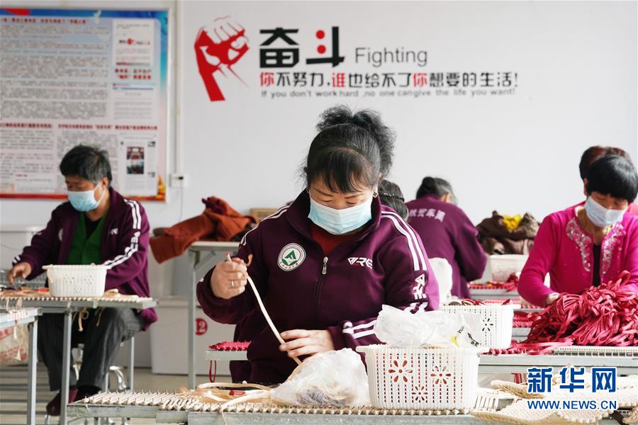 (在習(xí)近平新時代中國特色社會主義思想指引下——新時代新作為新篇章·習(xí)近平總書記關(guān)切事·圖文互動)(6)讓貧困勞動力端穩(wěn)就業(yè)的“飯碗”——各地就業(yè)扶貧不松勁鞏固脫貧成果