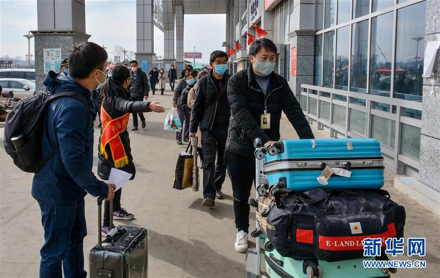 (在習(xí)近平新時代中國特色社會主義思想指引下——新時代新作為新篇章·習(xí)近平總書記關(guān)切事·圖文互動)(3)讓貧困勞動力端穩(wěn)就業(yè)的“飯碗”——各地就業(yè)扶貧不松勁鞏固脫貧成果