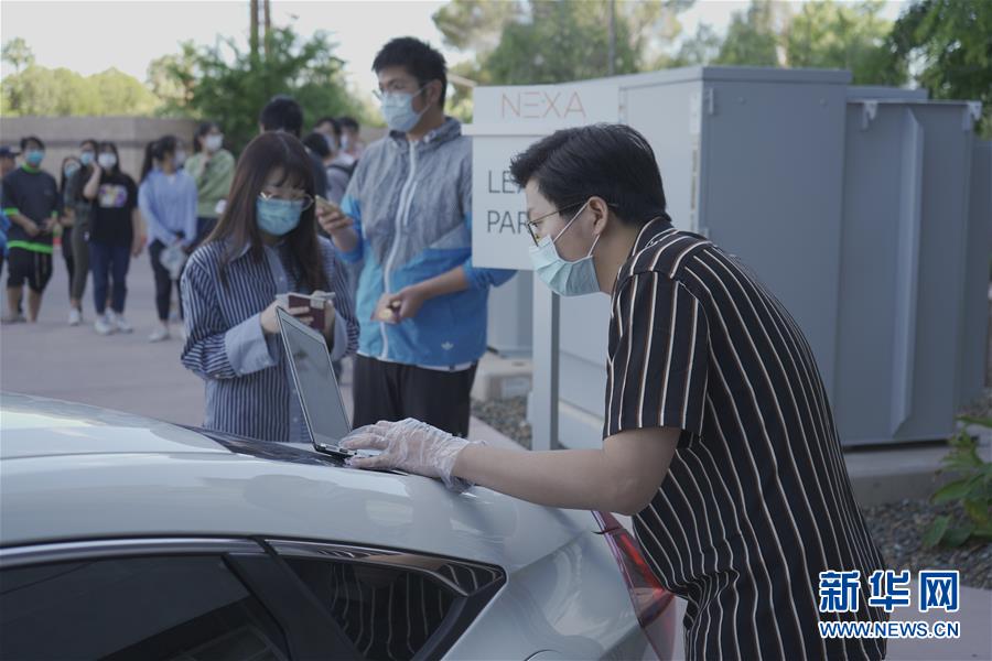 (國際疫情·圖文互動)(6)“來自祖國濃濃的愛”——在美留學(xué)生領(lǐng)取“健康包”背后的故事