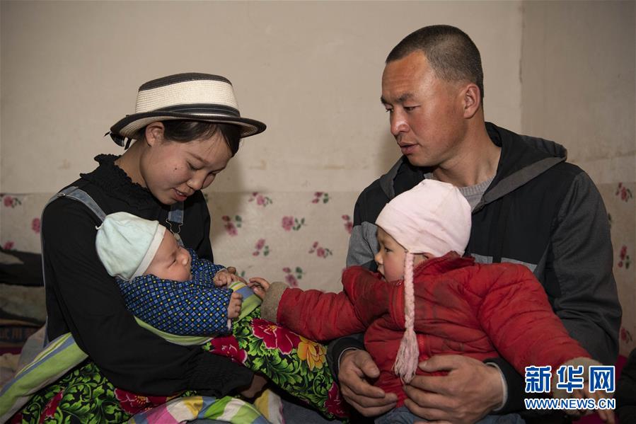 （新華全媒頭條&middot;圖文互動）（2）春天里的5個&ldquo;戰(zhàn)貧&rdquo;瞬間&mdash;&mdash;習(xí)近平總書記關(guān)于脫貧攻堅(jiān)決策部署指引攻克最后的深貧堡壘