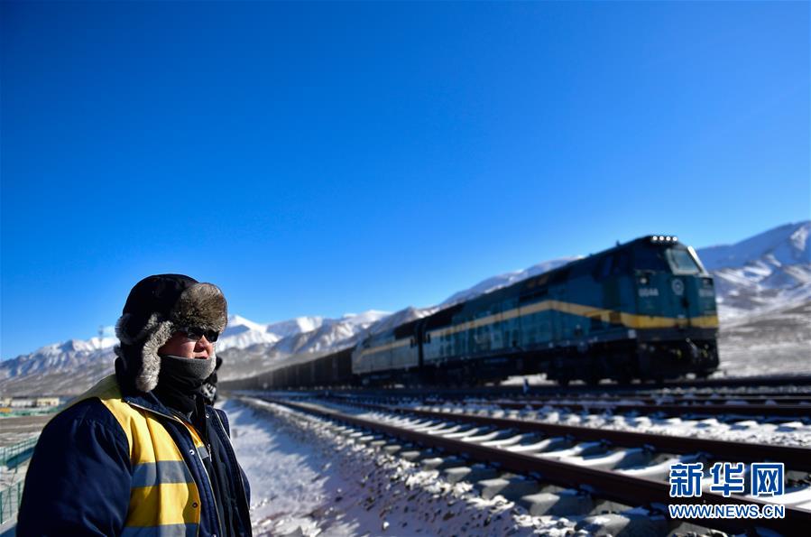 (新華全媒頭條·圖文互動)(1)用腳步和忠誠守護(hù)雪域天路——記青藏鐵路望昆線路車間副主任于本蕃