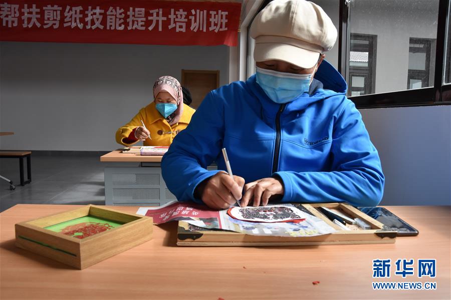 （決戰(zhàn)決勝脫貧攻堅&middot;圖文互動）從&ldquo;灶臺&rdquo;到&ldquo;非遺&rdquo;舞臺&mdash;&mdash;寧夏海原縣農(nóng)村婦女雙手拓開致富路