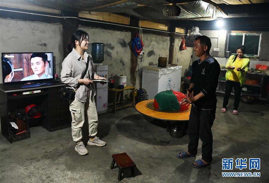 （決戰(zhàn)決勝脫貧攻堅&middot;圖文互動）（3）月亮山女孩與她的&ldquo;扶貧網(wǎng)格&rdquo;