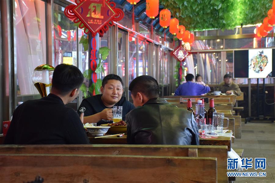 （圖文互動）（1）天津：&ldquo;夜經(jīng)濟(jì)&rdquo;為&ldquo;疫&rdquo;后城市帶來生機(jī)