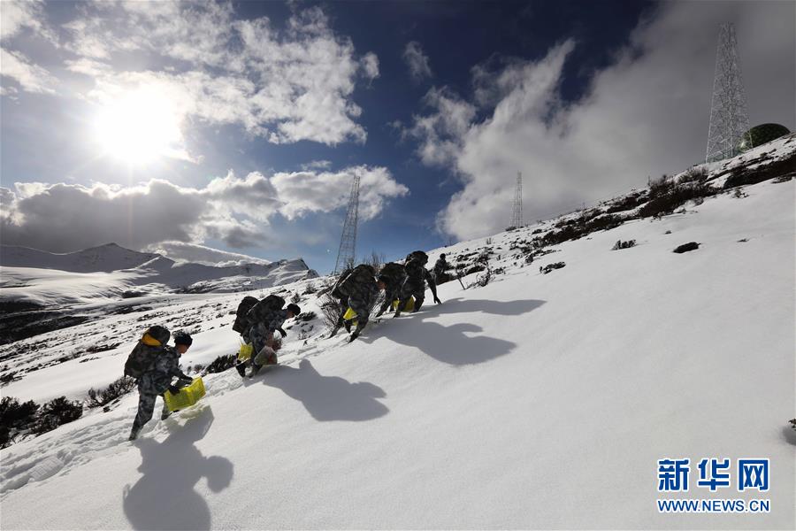 （圖文互動(dòng)）（1）特寫：山再高，也要把給養(yǎng)送上去！