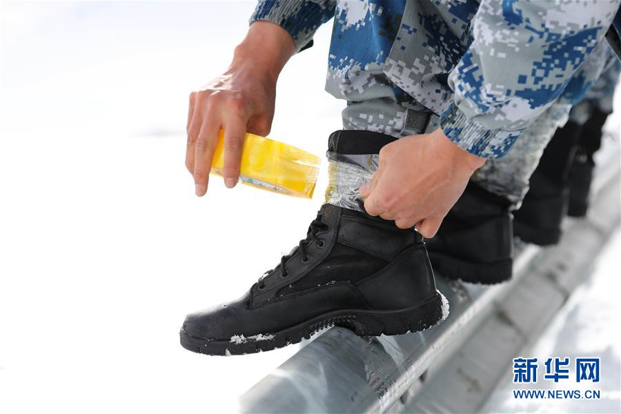 （圖文互動(dòng)）（2）特寫：山再高，也要把給養(yǎng)送上去！