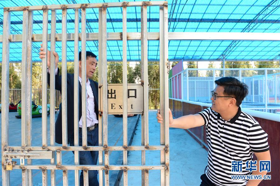 （決戰(zhàn)決勝脫貧攻堅&middot;圖文互動）（1）理發(fā)師&ldquo;修剪&rdquo;鄉(xiāng)村游一團(tuán)亂麻