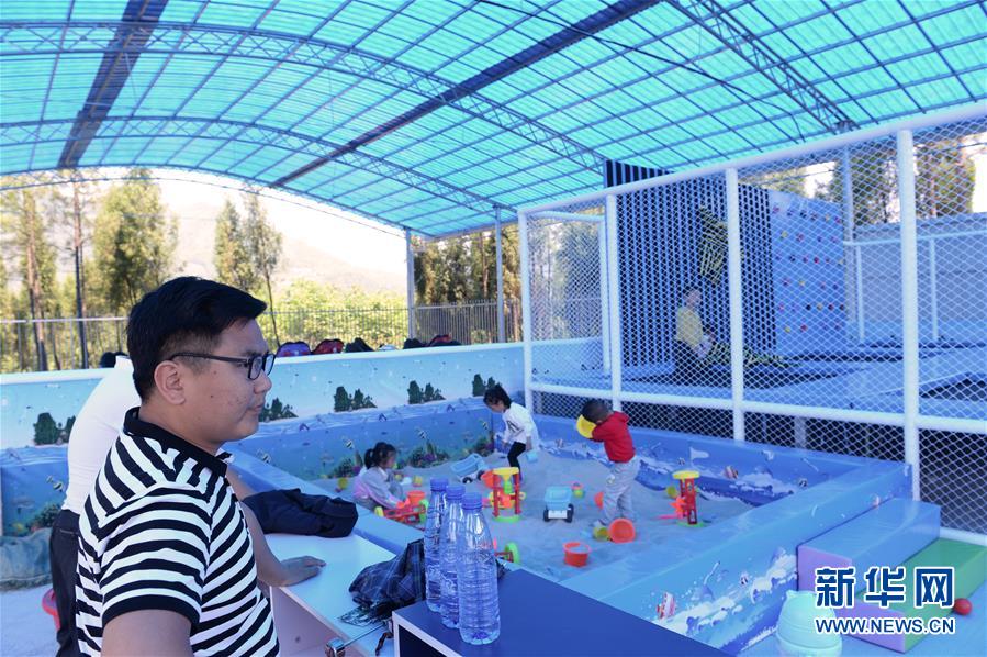 （決戰(zhàn)決勝脫貧攻堅&middot;圖文互動）（4）理發(fā)師&ldquo;修剪&rdquo;鄉(xiāng)村游一團(tuán)亂麻