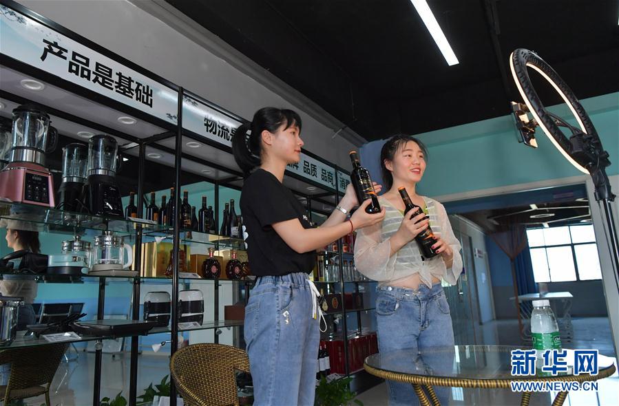 （新華全媒頭條&middot;圖文互動(dòng)）（6）人氣回暖 消費(fèi)復(fù)蘇 健康出行&mdash;&mdash;加長版&ldquo;五一&rdquo;假期觀察 