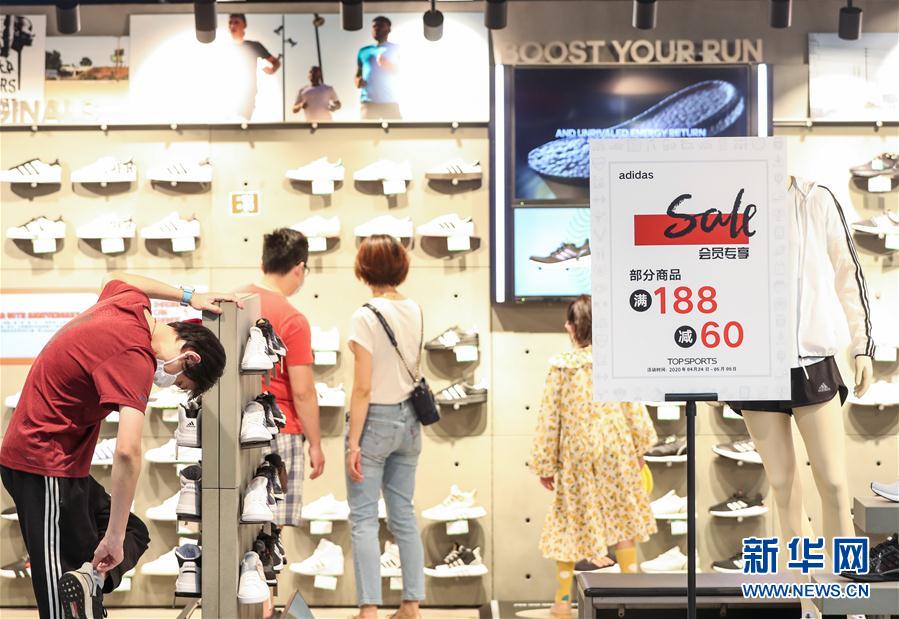 （新華全媒頭條&middot;圖文互動(dòng)）（7）人氣回暖 消費(fèi)復(fù)蘇 健康出行&mdash;&mdash;加長版&ldquo;五一&rdquo;假期觀察 