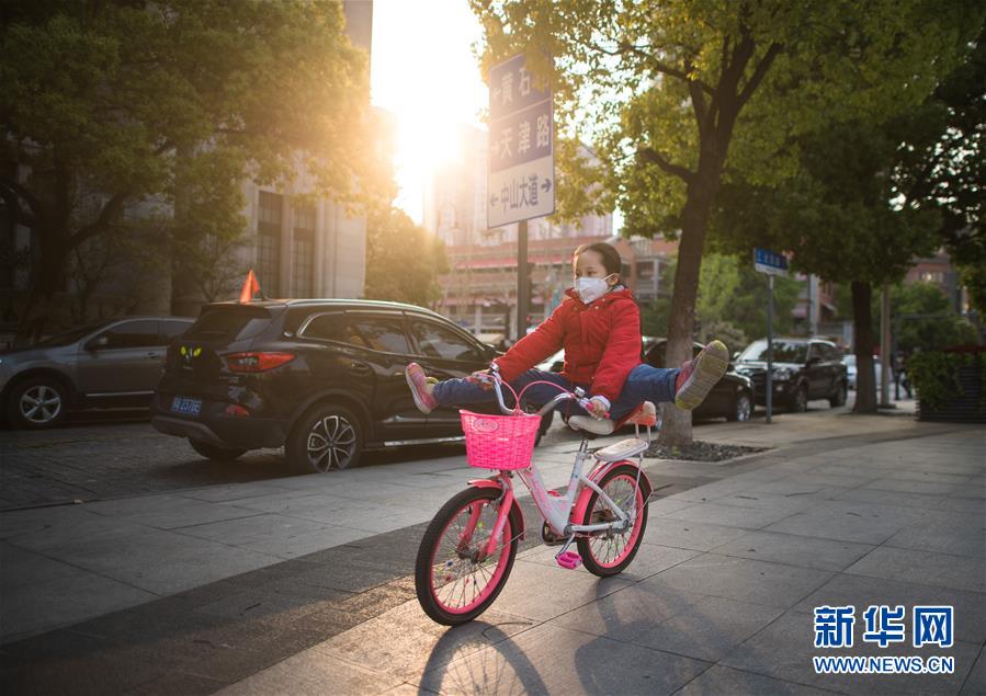 （在習(xí)近平新時(shí)代中國(guó)特色社會(huì)主義思想指引下&mdash;&mdash;新時(shí)代新作為新篇章&middot;習(xí)近平總書(shū)記關(guān)切事&middot;圖文互動(dòng)）（1）疫情防控不減壓　復(fù)工復(fù)產(chǎn)正加速&mdash;&mdash;武漢&ldquo;解封&rdquo;滿月觀察