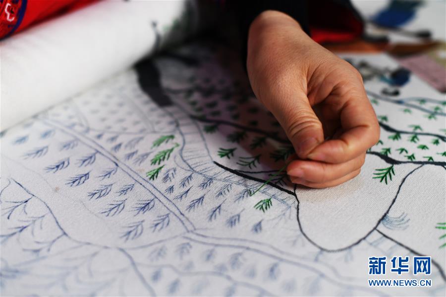 （兩會(huì)人物&middot;圖文互動(dòng)）（2）帶娃、賺錢兩不誤&mdash;&mdash;一位農(nóng)民工代表眼中的脫貧新工作