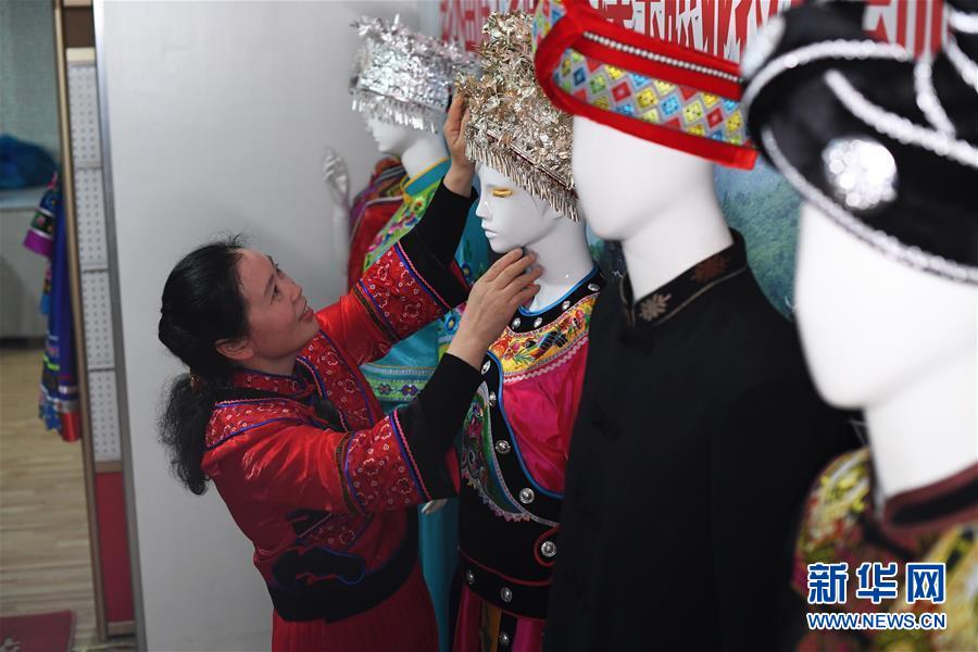 （兩會(huì)人物&middot;圖文互動(dòng)）（5）帶娃、賺錢兩不誤&mdash;&mdash;一位農(nóng)民工代表眼中的脫貧新工作