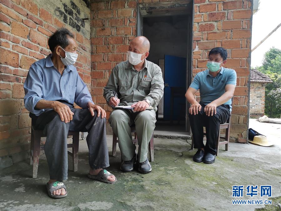 （決戰(zhàn)決勝脫貧攻堅(jiān)&middot;圖文互動）（2）駐村第一書記當(dāng)起&ldquo;蝦農(nóng)&rdquo;&ldquo;牛倌&rdquo;