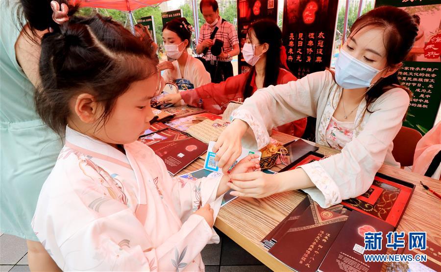 （新華全媒頭條&middot;圖文互動）（7）線上線下消費升溫 文旅活動邁上&ldquo;云端&rdquo;&mdash;&mdash;端午假期透視我國經(jīng)濟(jì)高質(zhì)量發(fā)展新動力