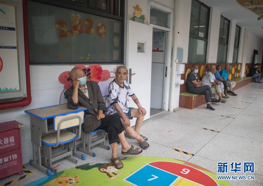 （防汛抗洪&middot;圖文互動）（3）為人民生命安全撐起&ldquo;安全傘&rdquo;&mdash;&mdash;湖北緊急轉(zhuǎn)移安置受災(zāi)群眾速寫