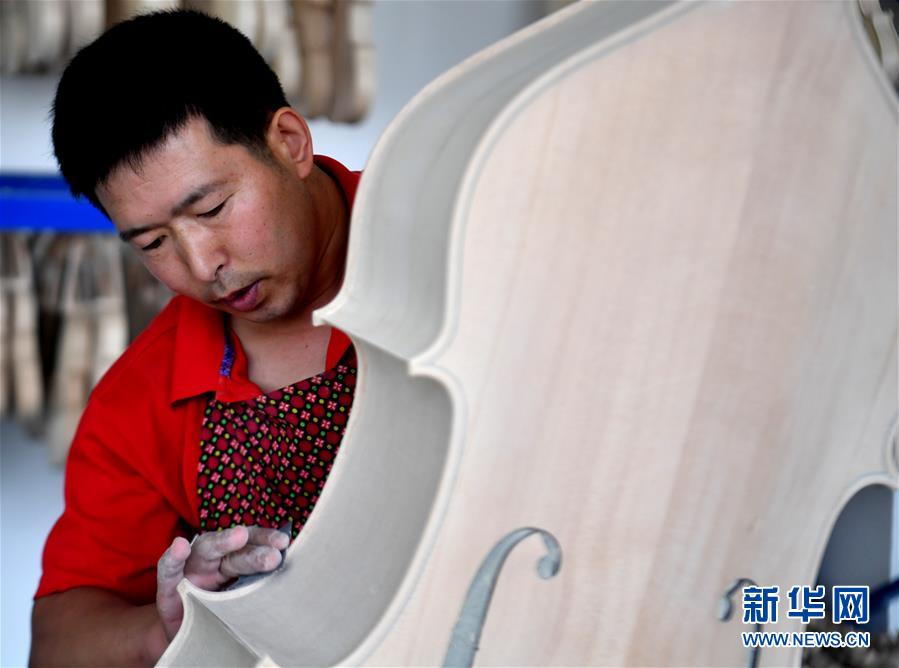（走向我們的小康生活&middot;圖文互動(dòng)）（4）放下鋤頭，卻撥動(dòng)命運(yùn)的琴弦