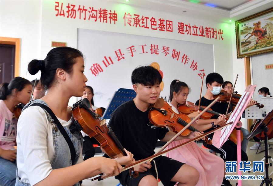 （走向我們的小康生活&middot;圖文互動(dòng)）（8）放下鋤頭，卻撥動(dòng)命運(yùn)的琴弦