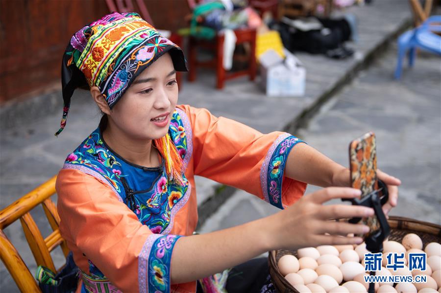 （新華全媒頭條&middot;走向我們的小康生活&middot;圖文互動）（6）那山，那人，那苗寨&mdash;&mdash;十八洞村三代人的奮斗史