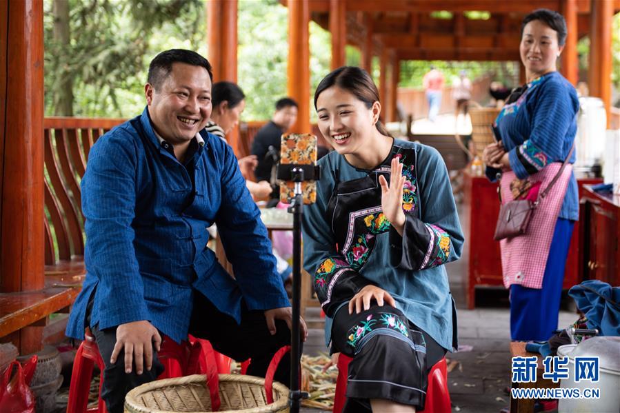 （新華全媒頭條&middot;走向我們的小康生活&middot;圖文互動）（10）那山，那人，那苗寨&mdash;&mdash;十八洞村三代人的奮斗史