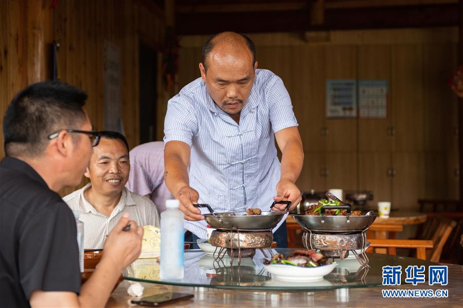（新華全媒頭條&middot;走向我們的小康生活&middot;圖文互動）（9）那山，那人，那苗寨&mdash;&mdash;十八洞村三代人的奮斗史