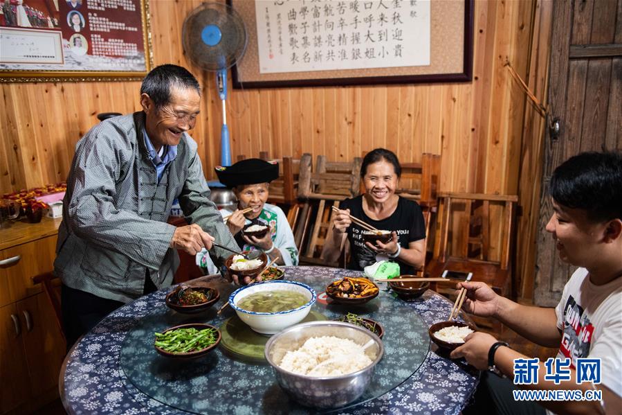 （新華全媒頭條&middot;走向我們的小康生活&middot;圖文互動）（2）那山，那人，那苗寨&mdash;&mdash;十八洞村三代人的奮斗史