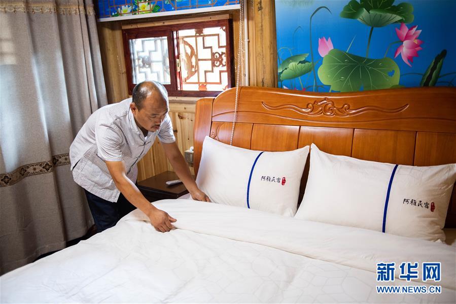 （新華全媒頭條&middot;走向我們的小康生活&middot;圖文互動）（3）那山，那人，那苗寨&mdash;&mdash;十八洞村三代人的奮斗史