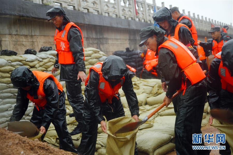 （防汛抗洪&middot;圖文互動）（1）洪水不退，子弟兵誓死不退&mdash;&mdash;解放軍和武警部隊官兵參與洪澇災(zāi)害搶險救援記事
