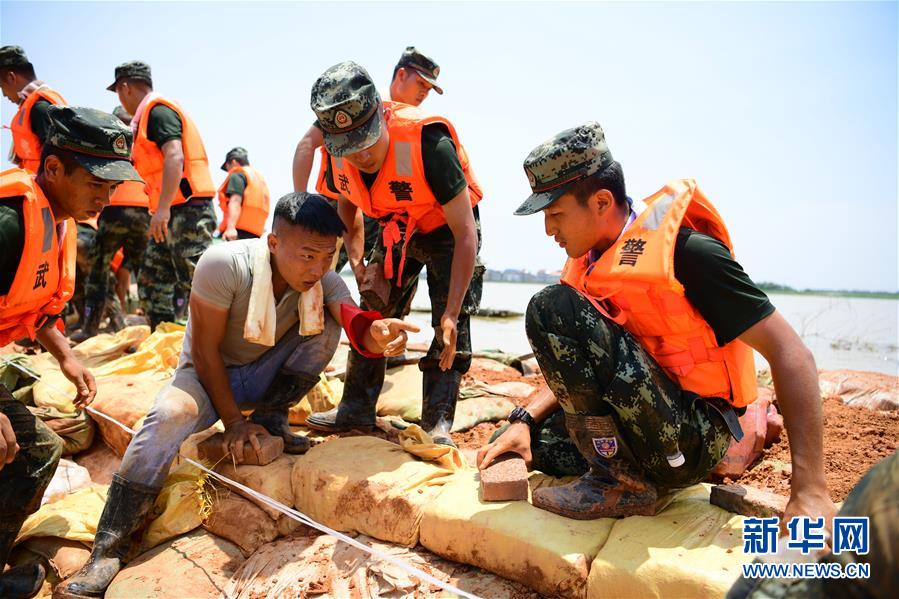 （防汛抗洪&middot;圖文互動）（2）洪水不退，子弟兵誓死不退&mdash;&mdash;解放軍和武警部隊官兵參與洪澇災(zāi)害搶險救援記事