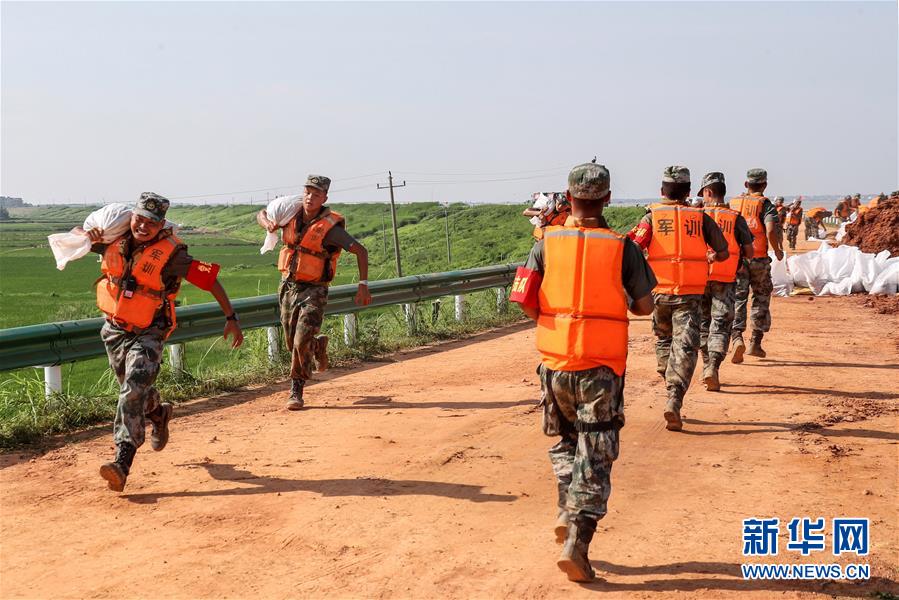 （防汛抗洪&middot;圖文互動）（5）洪水不退，子弟兵誓死不退&mdash;&mdash;解放軍和武警部隊官兵參與洪澇災(zāi)害搶險救援記事