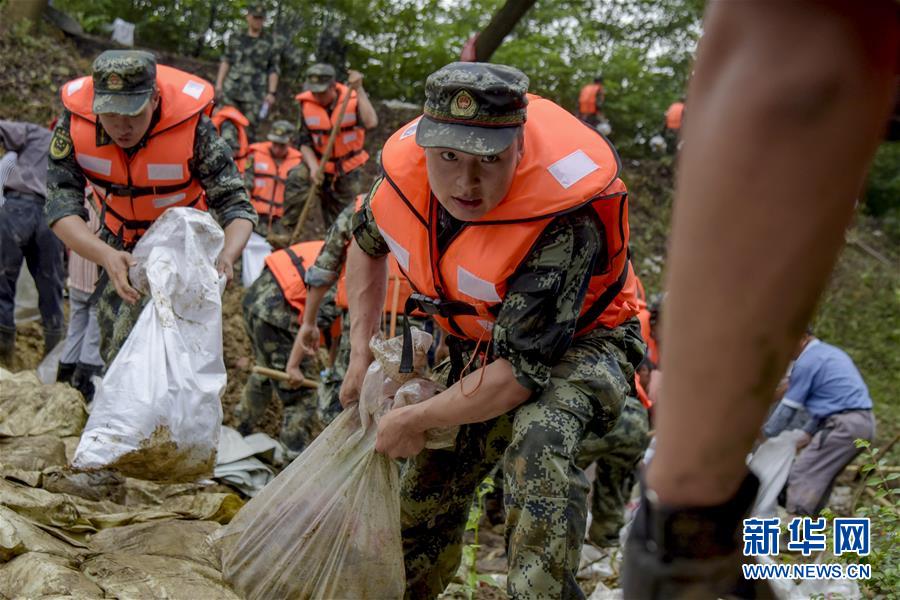 （防汛抗洪&middot;圖文互動）（6）洪水不退，子弟兵誓死不退&mdash;&mdash;解放軍和武警部隊官兵參與洪澇災(zāi)害搶險救援記事