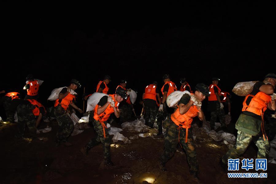 （防汛抗洪&middot;圖文互動）（7）洪水不退，子弟兵誓死不退&mdash;&mdash;解放軍和武警部隊官兵參與洪澇災(zāi)害搶險救援記事