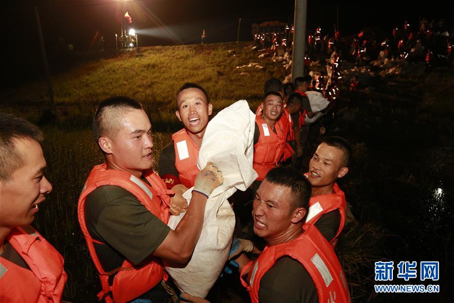 （防汛抗洪&middot;圖文互動）（8）洪水不退，子弟兵誓死不退&mdash;&mdash;解放軍和武警部隊官兵參與洪澇災(zāi)害搶險救援記事