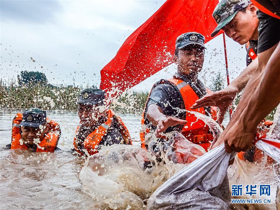 （防汛抗洪&middot;圖文互動）（9）洪水不退，子弟兵誓死不退&mdash;&mdash;解放軍和武警部隊官兵參與洪澇災(zāi)害搶險救援記事