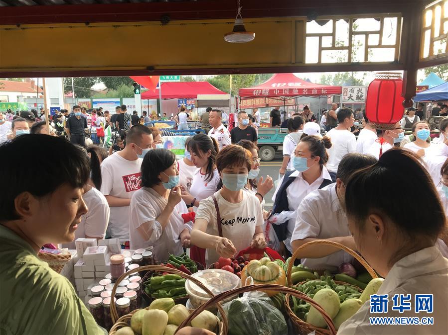 （決戰(zhàn)決勝脫貧攻堅&middot;圖文互動）（1）扶貧夜市讓小城&ldquo;煙火氣&rdquo;升騰&ldquo;致富味&rdquo;
