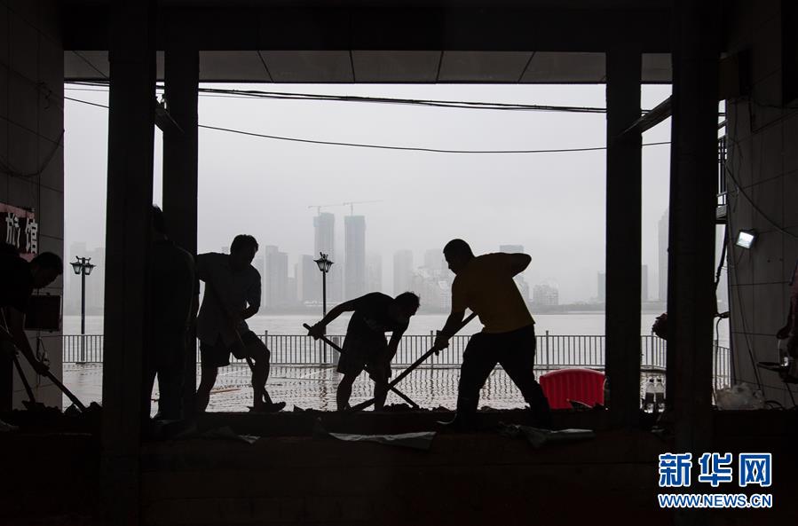 （在習(xí)近平新時(shí)代中國(guó)特色社會(huì)主義思想指引下&mdash;&mdash;新時(shí)代新作為新篇章&middot;習(xí)近平總書記關(guān)切事&middot;圖文互動(dòng)）（3）戰(zhàn)疫魔,斗洪魔&mdash;&mdash;湖北全力應(yīng)對(duì)防疫、防汛疊加&ldquo;雙考&rdquo;