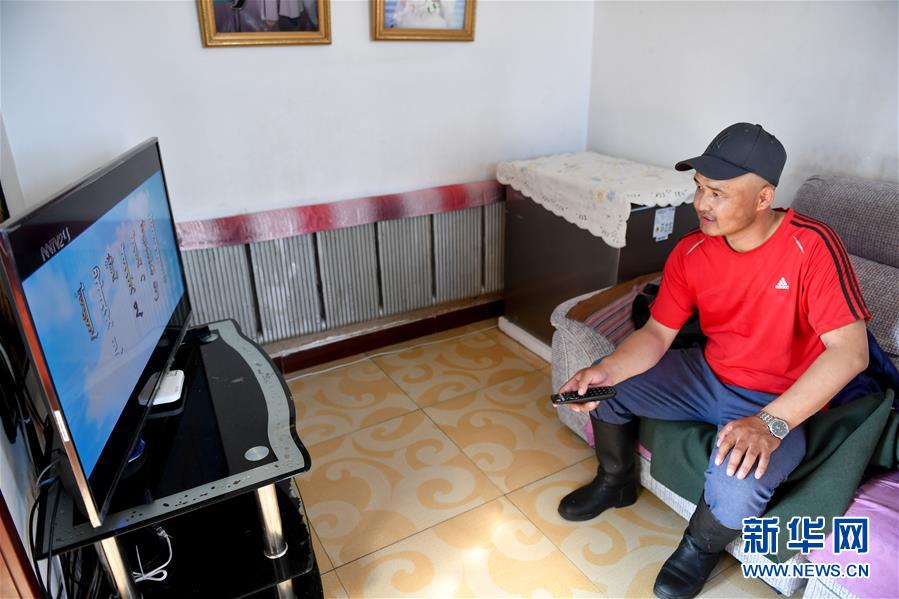 （走向我們的小康生活&middot;圖文互動）（3）草原有了網(wǎng)，手機能放羊&mdash;&mdash;看呼倫貝爾大草原牧民生活變了樣 