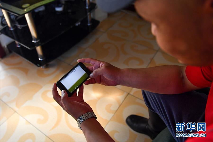 （走向我們的小康生活&middot;圖文互動）（4）草原有了網(wǎng)，手機能放羊&mdash;&mdash;看呼倫貝爾大草原牧民生活變了樣 