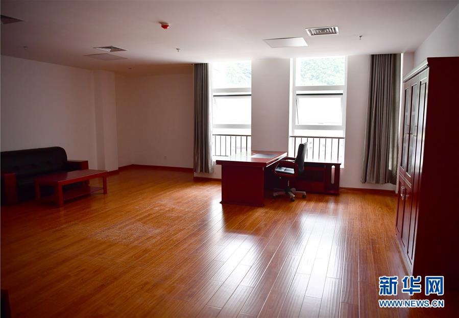 （新華視點&middot;圖文互動）（6）學校建漂亮點本無錯，為何這所&ldquo;豪華中學&rdquo;讓人困惑？