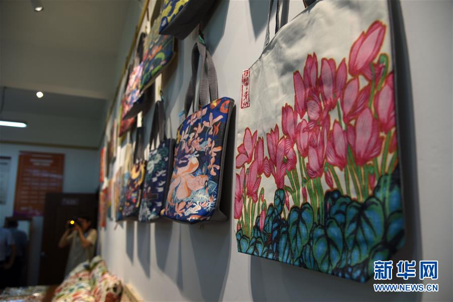 （走向我們的小康生活&middot;圖文互動(dòng)）（7）放下鋤頭拿畫筆&mdash;&mdash;山東青州農(nóng)民畫繪出美好新生活